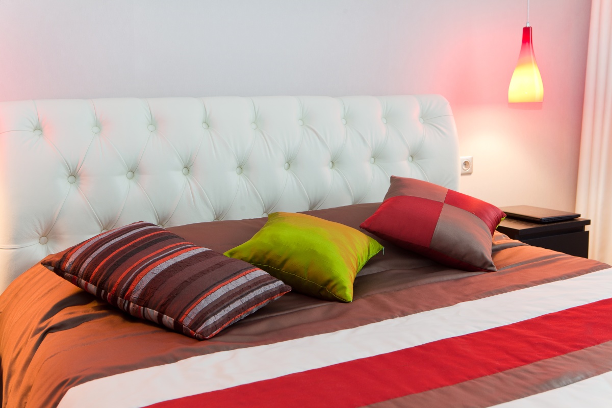 Пошив чехла на подушку с наполнением - изображение 1 - заказать онлайн в салоне штор Benone в Протвино