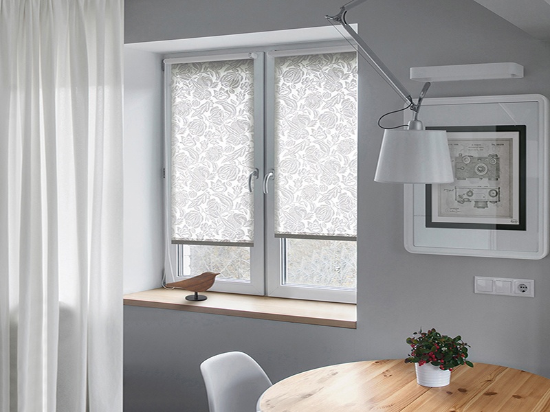 Монтаж рулонной шторы на створку окна - изображение 1 - заказать онлайн в салоне штор Benone в Протвино